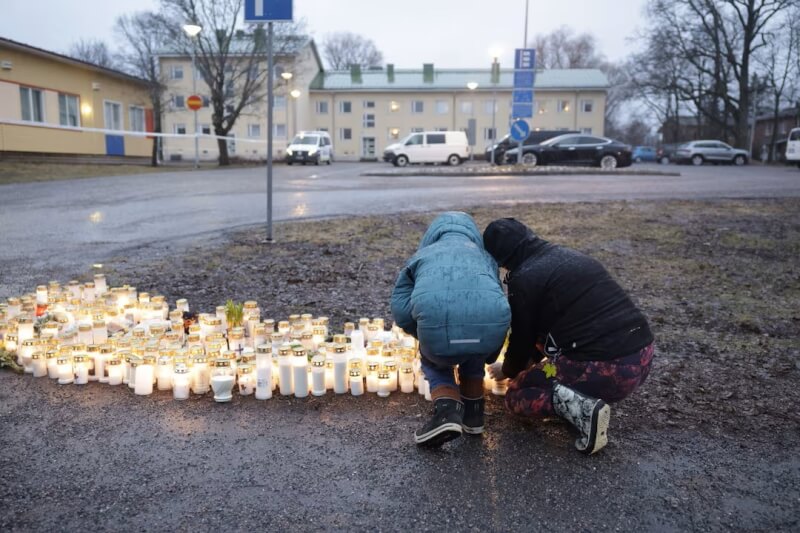 芬蘭一所校園發生槍擊案釀1死2傷，民眾2日在事發學校周邊擺上蠟燭和鮮花。（Lehtikuva/Roni Rekomaa via 路透社）