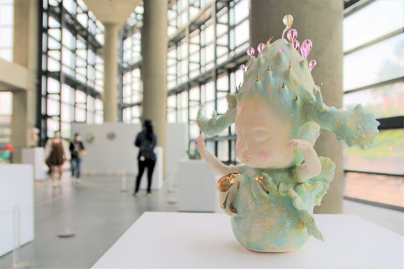 「飛航模式–陳芍伊陶瓷創作個展」持續在新北市立鶯歌陶瓷博物館展出中,展出作品「飛羽植栽」以清新溫柔的綠色點綴,搭配植栽小精靈身上半透明的玻璃裝飾,增添夢幻輕盈感。(新北市鶯歌陶博館提供)中央社記者楊侃儒傳真 113年4月4日