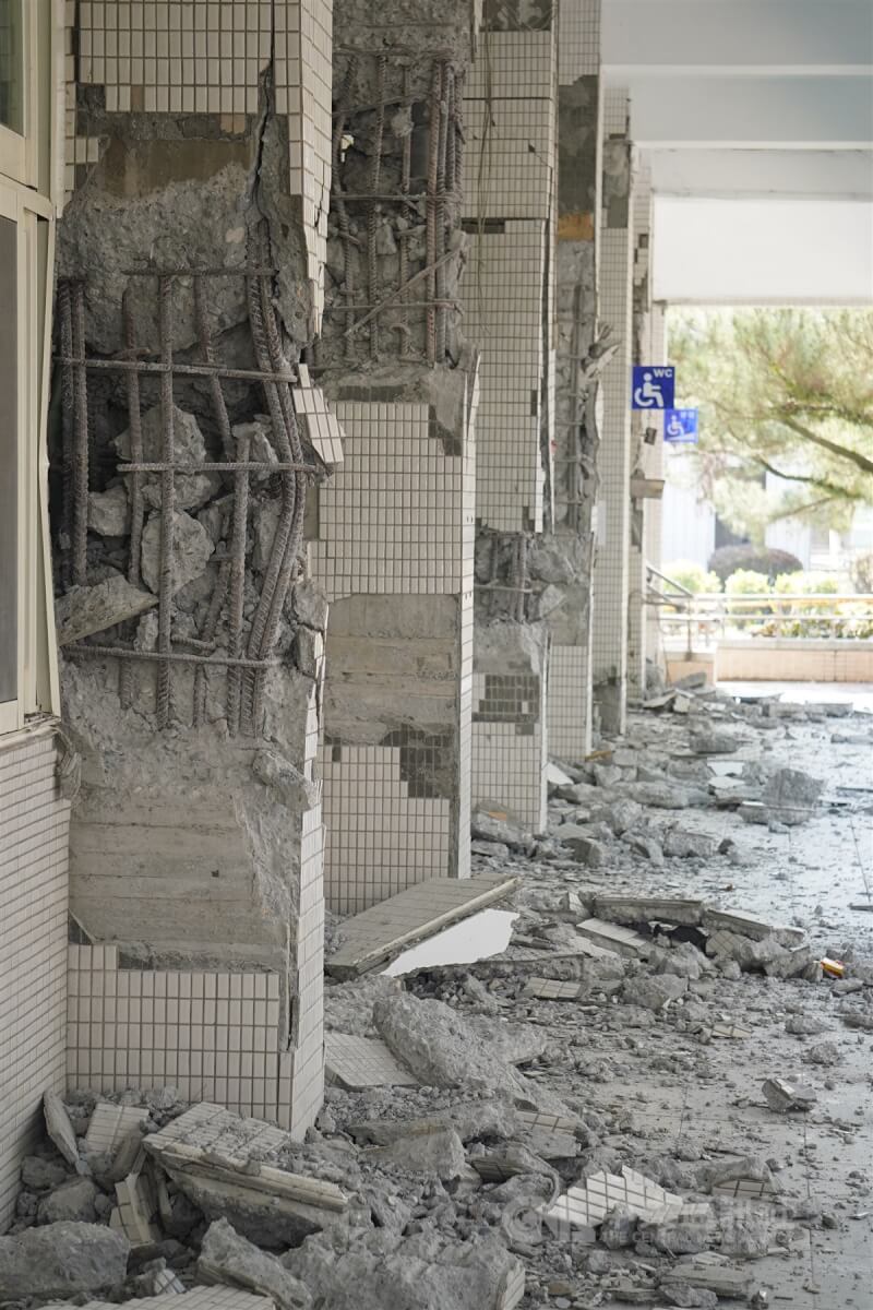 花蓮女中校舍3日震後鋼筋外露，其中45年的綜合大樓受損嚴重，已成危樓。中央社記者董俊志攝 113年4月4日