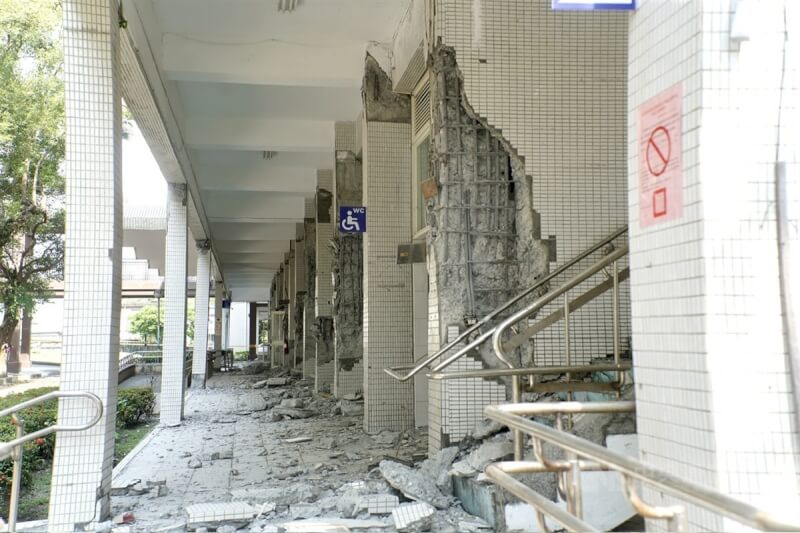 花蓮3日發生芮氏規模7.2地震，花蓮女中多棟校舍梁柱斷裂鋼筋露出，45年的綜合大樓受損嚴重。中央社記者董俊志攝 113年4月4日