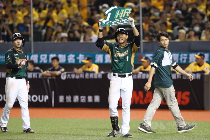 中華職棒台鋼雄鷹隊4日作客台北大巨蛋交手中信兄弟,雄鷹陣中王柏融(中)在5局轟出左外野方向兩分砲,這發全壘打也是隊史首轟。中央社記者王騰毅攝 113年4月4日