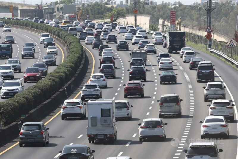 圖為2月14日國道3號鶯歌大溪南下路段車潮。（中央社檔案照片）