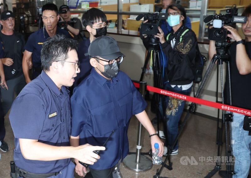 藝人黃子佼（前左2）去年8月4日被台北市警察局婦幼隊帶回偵訊，隨後移送北檢複訊。（中央社檔案照片）
