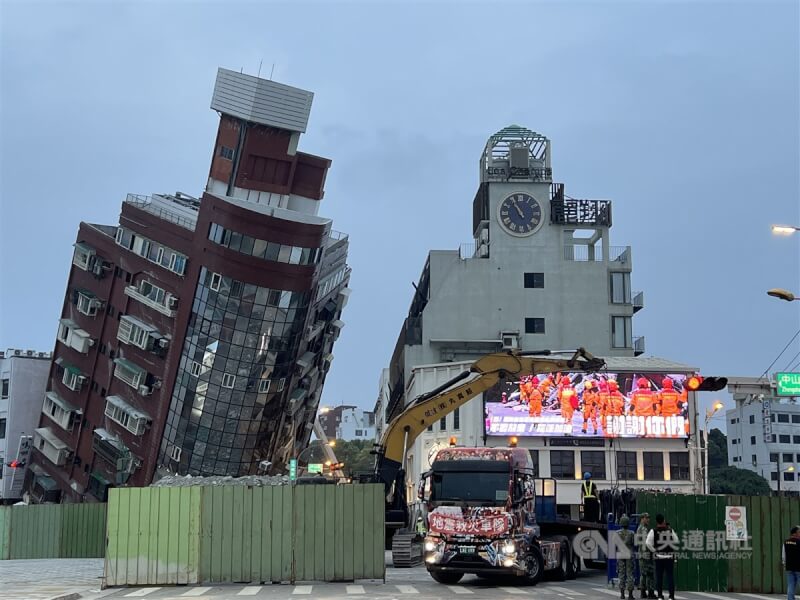 花蓮市軒轅路天王星大樓強震後嚴重傾斜，檢察官和土木技師4日連夜完成初步採樣蒐證作業，晚間現場持續加強穩定建物基座。中央社記者盧太城花蓮攝 113年4月4日