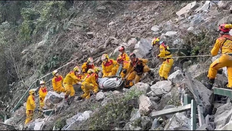 芮氏規模7.2強震重創花蓮,包含屏東縣等各地消防局特搜隊人員把握黃金時間持續搶救,4日下午在小錐麓步道發現一名男子遺體,眾人以接力方式將遺體搬運下山。(屏東縣消防局提供)中央社記者李卉婷傳真 113年4月4日