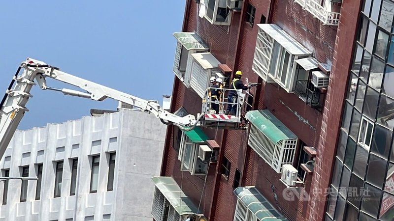 花蓮強震造成花蓮市區天王星大樓傾斜，台灣省土木技師公會人員4日乘坐高空吊臂，從外牆逐樓鑽探採樣。中央社記者盧太城攝 113年4月4日