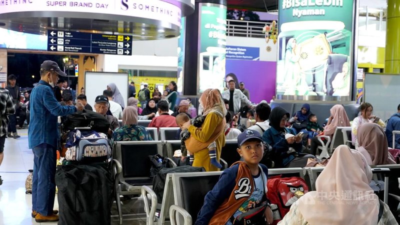 印尼开斋节假期4月8日开始，许多在雅加达工作的穆斯林会开斋节假期返家与家人团聚。图为雅加达甘比尔车站大厅。中央社记者李宗宪雅加达摄  113年4月4日