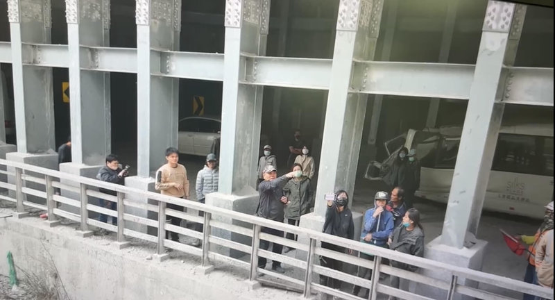 花蓮強震造成中橫公路交通中斷,40多名太魯閣晶英酒店員工搭巴士上班途中遇落石受困,經空拍機勘災,在台8線中橫公路175公里處附近明隧道發現受困員工求救。(公路局提供)中央社記者張祈傳真 113年4月4日