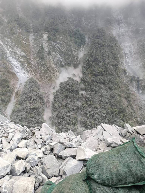 花蓮3日發生地震,山區落石、邊坡崩塌嚴重,和仁礦區坍方,土石掉落,10餘名受困礦區工人4日上午已由黑鷹直升機協助脫困。(王明窻提供)中央社記者張祈傳真 113年4月4日