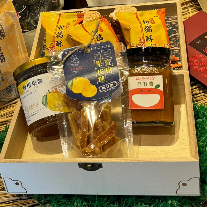 農業部桃園區農業改良場從多品種國產柑橘中找出適合製成柚子茶醬的「三寶柑」,開發出風味清新的果茶醬、柑果皮糖等多元產品,5日公開發布。(桃園區農改場提供)中央社記者楊淑閔傳真 113年4月5日