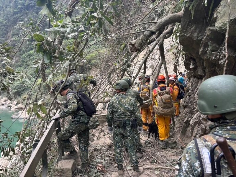 花蓮發生強震造成山區道路多處中斷，國軍官兵5日一早協同消防局及民間特搜隊，挺進「砂卡礑步道」協尋失蹤民眾。（國軍第二作戰區提供）中央社記者吳書緯傳真  113年4月5日