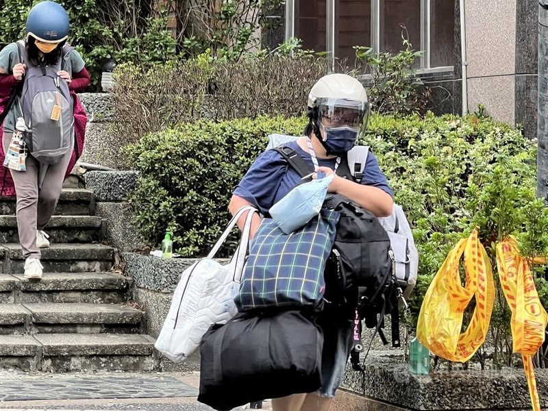 花蓮近海地震導致吉安山海觀大樓遭列危樓，許多住戶5日上午頭戴安全帽，返家取出貴重物品跟衣物。中央社記者盧太城攝 113年4月5日