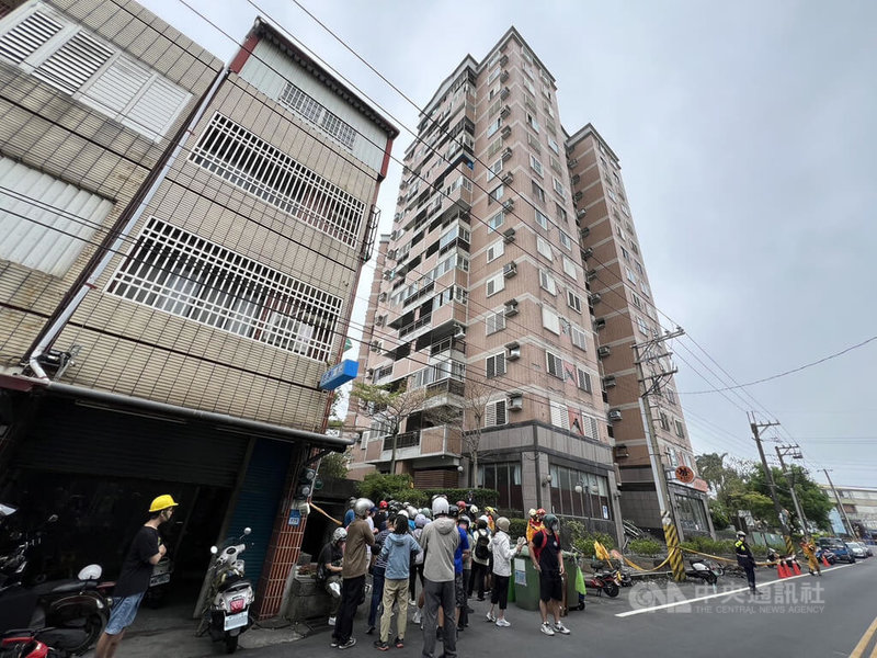 花蓮近海地震,導致吉安山海觀大樓遭列危樓,許多住戶5日上午返家取出貴重物品跟衣物,並表示現在暫時租屋不敢回去住。中央社記者盧太城攝 113年4月5日