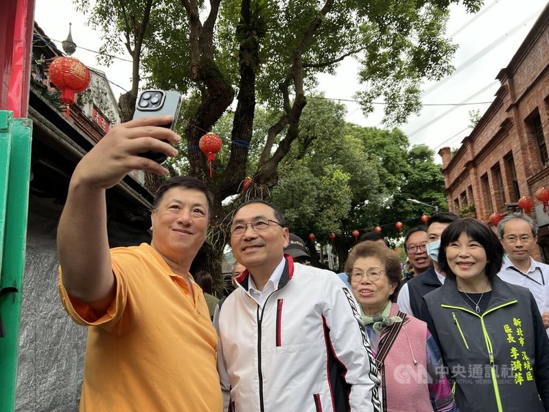 新北市長侯友宜(左2)5日到深坑老街視察周邊環境及交通,與民眾合影。中央社記者楊侃儒攝 113年4月5日