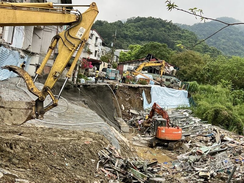 新北市新店區安泰路某社區因花蓮近海強震造成地基下陷，新北市工務局動員進場開拆，由於部分房屋增建部分及鐵皮屋恐影響安全也一併拆除，目前正在清理廢棄物及整地。中央社記者楊侃儒攝  113年4月5日