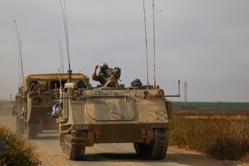 以色列軍人3日在加薩邊境一帶駕駛裝甲運兵車。（路透社）