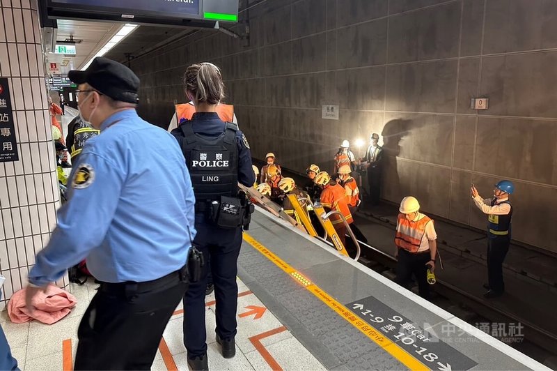 高鐵板橋站5日下午發生女性乘客月台落軌事件,警消獲報馳援,女子獲救幸僅輕傷,已送醫治療。警方表示,3列營運列車一度因告警訊號停車,目前皆已恢復通車。(翻攝畫面)中央社記者黃旭昇新北市傳真 113年4月5日