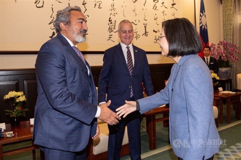 總統蔡英文(右)1月25日接見美國聯邦眾議院「國會台灣連線」跨黨派共同主席訪問團,與共和黨眾議員狄亞士巴拉特(Mario Diaz-Balart,另譯:迪馬里)(中)、民主黨眾議員貝拉(Ami Bera)(左)等人握手致意。中央社記者鄭清元攝 113年1月25日
