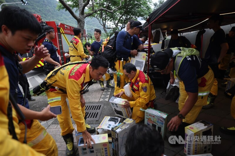 花蓮強震搜救持續，搜救人員5日上午挺進中橫山區破碎道路，並在中橫前進指揮所集結清點裝備。中央社記者趙世勳攝　113年4月5日