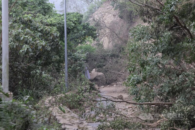 图为花莲县秀林乡附近道路坍方情形。中央社记者赵世勋摄　113年4月5日