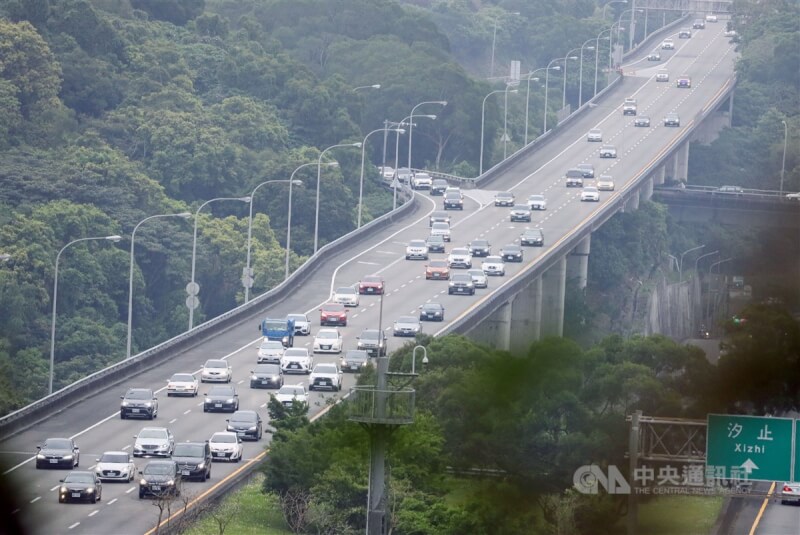 5日國5汐止南港段傍晚車流，車輛漸增但行進順暢。中央社記者郭日曉攝 113年4月5日