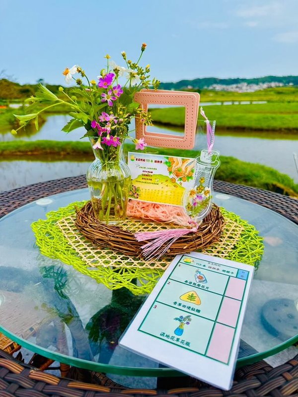 新北市金美國小附設幼兒園「插秧季」土地課程日前舉行,讓孩童在戶外製作飯糰,利用花草布置野外餐桌,實踐食農教育與生活美學。(金美國小附幼提供)中央社記者黃旭昇新北傳真 113年4月5日