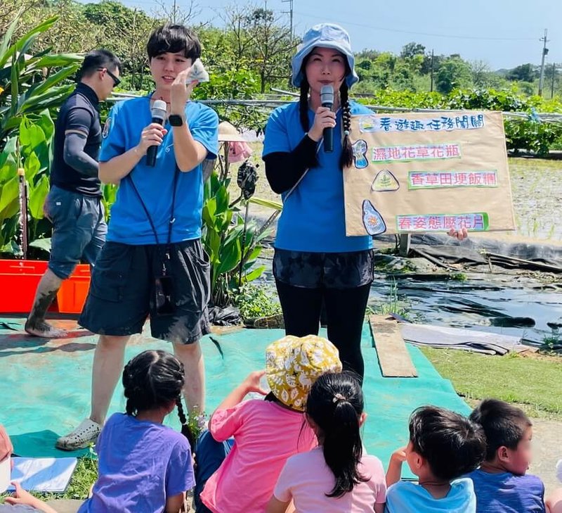 新北市金美國小附設幼兒園「插秧季」土地課程日前舉行,孩童下田體驗插秧後,由老師說明土地闖關遊戲,盼讓孩子與土地有更多的連結,感受大地的美好。(金美國小附幼提供)中央社記者黃旭昇新北傳真 113年4月5日
