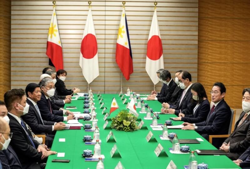 圖為2023年2月9日菲律賓總統小馬可仕（左排3）與日本首相岸田文雄（右排2）會談。（KIMIMASA MAYAMA/Pool via 路透社）