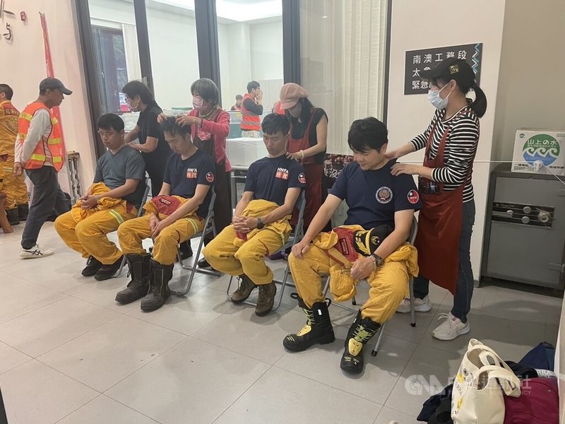 強震重創花蓮,各地特搜隊伍集結進駐,民間愛心資源也湧入為災區送暖,其中多特瑞療癒之手基金會有9名成員就陸續前往收容所、消防局等地,為辛苦的前線搜救人員按摩放鬆。中央社記者張祈攝 113年4月6日