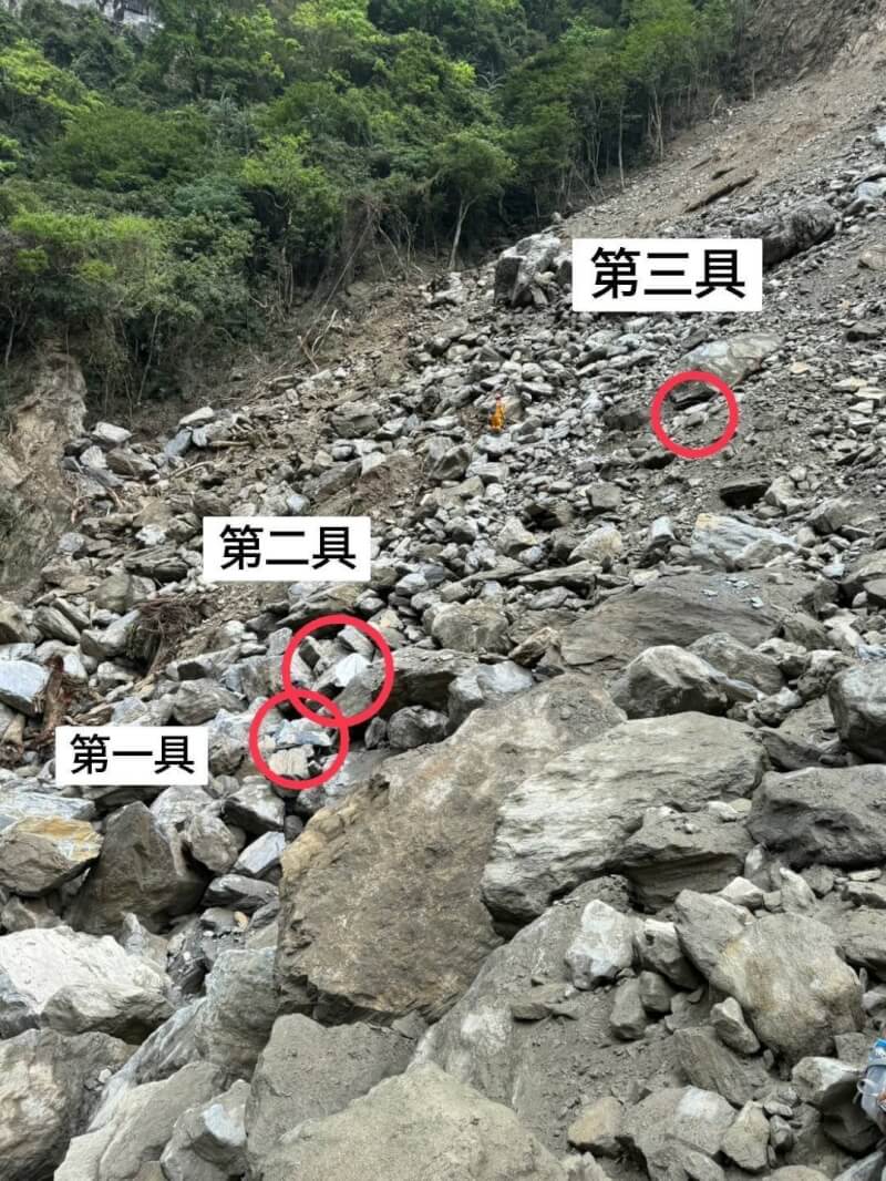 花蓮地震多人死傷,警消執行砂卡礑步道搜救行動,5日發現2具遺體,6日發現第3具遺體,位置距離並不遠。(花蓮消防局提供)中央社記者張祈傳真 113年4月6日