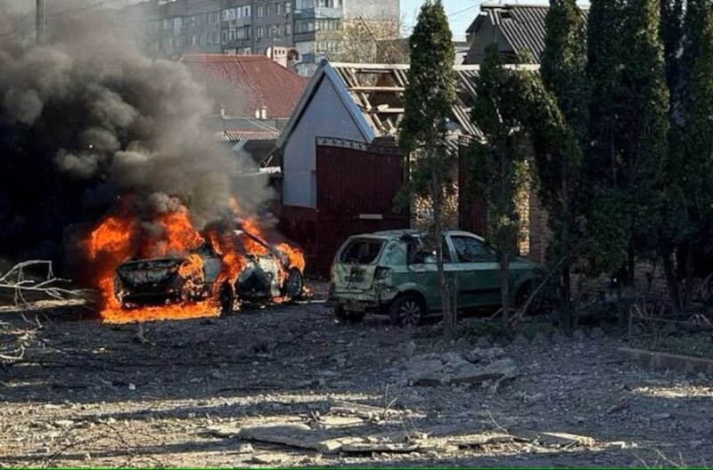 烏克蘭扎波羅熱5日遭俄羅斯飛彈襲擊，一輛汽車被燒毀。（烏克蘭國家警察提供via路透社）