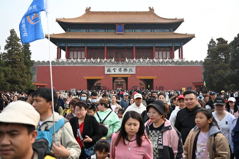 6日公布的多項數據顯示，中國為期3天的清明連假出現旅遊潮，出遊人次、消費金額與跨區流動人次都比2019年疫情前還要多。圖為4月4日北京故宮博物院遊人如織。（中新社提供）中央社  113年4月6日