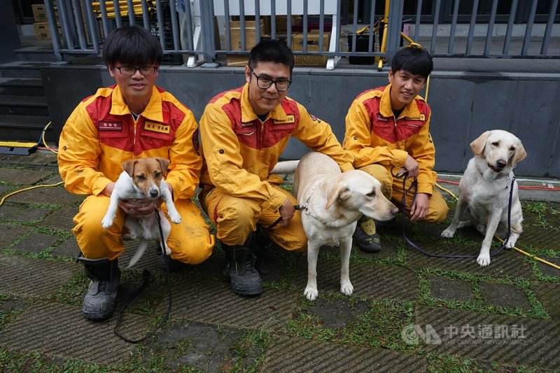 花蓮地震，砂卡礑步道仍有6人失聯，6日現場除搜救人員外，還有花蓮搜救犬小組加入執行任務，3隻特搜犬已在現場待命。中央社記者張祈攝  113年4月6日