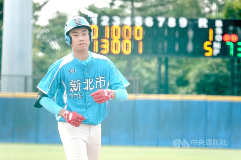 鶯歌工商投打二刀曾偉喆(圖)此次被選入新北市聯隊打U18東岸聯盟棒球賽,都以打者身分出賽,他表示幾乎每個盃賽都維持穩定的表現,起伏不會太大,是否能再當國手順其自然,現階段目標優先順位是旅外。中央社記者謝靜雯攝 113年4月6日