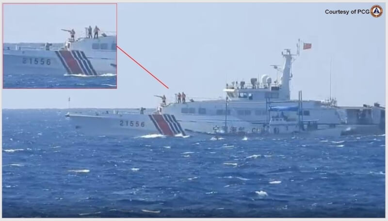菲律賓海巡署指控，中國海警船4日在鱟藤礁附近假裝要噴射高壓水柱，威脅菲國漁民。（圖取自twitter.com/jaytaryela）