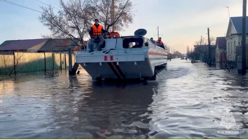 俄羅斯救援人員6日在奧爾斯克被洪水淹沒的住宅區疏散居民。（Russian Emergencies Ministry/Handout via 路透社）