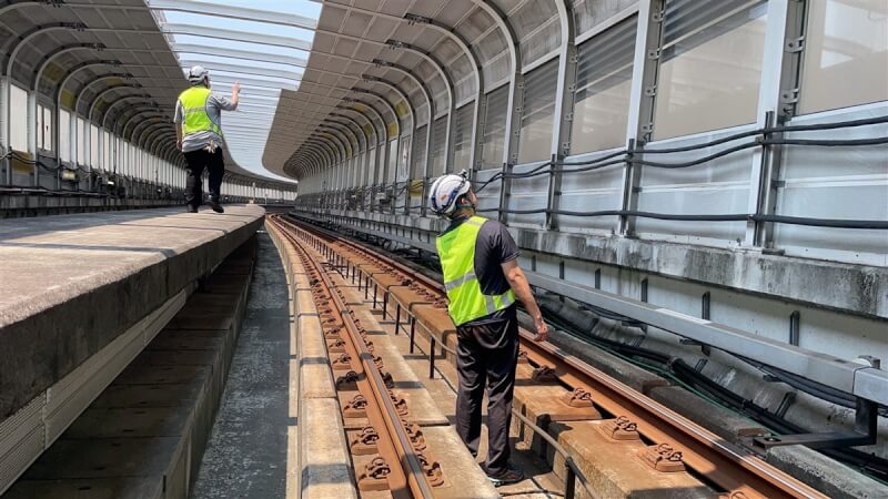 新北市捷運局6日表示，環狀線日前因強震受影響的所有狀況，包括鋼梁錯位與斷軌等都已納入復原項目，目前並沒有列車在錯位斷軌路段行駛；後續會在確保軌道安全下，力拚8日上班前開放第2階段「大坪林－中和站」復駛。圖為捷運局工程人員巡查軌道狀況。（新北捷運公司提供）中央社記者黃旭昇新北市傳真 113年4月6日