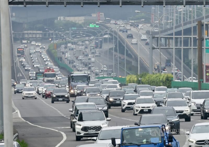 清明連假第3天，國道1號泰山五股路段下午北返車流雖多，大致順暢。中央社記者張皓安攝　113年4月6日