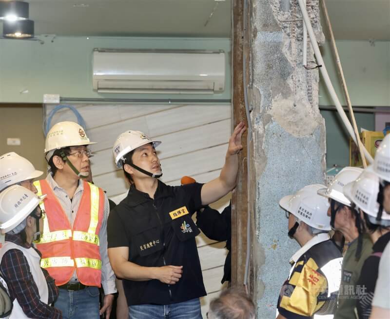 花蓮日前強震全台有感，台北市也有建物受損。台北市長蔣萬安（中）6日下午赴中正區南機場一帶公寓視察屋舍災損情形，仔細了解梁柱受損狀況。中央社記者張皓安攝　113年4月6日