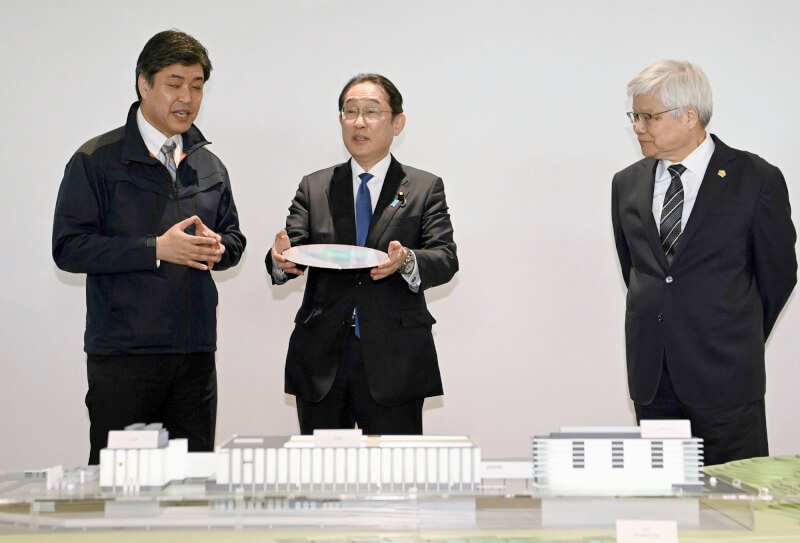 日本首相岸田文雄（中）6日視察台積電熊本一廠，與台積電總裁魏哲家（右）交換意見。（共同社）