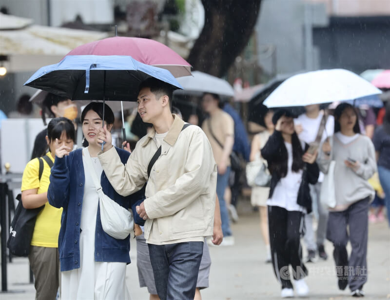 圖為台北華山1914文化創意產業園區，民眾撐傘遮雨。（中央社檔案照片）