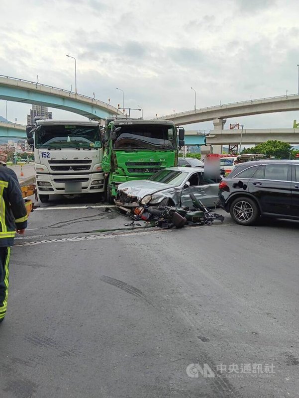 台北港6日上午發生一起聯結車與砂石車車禍,並追撞4台汽車與1輛重型機車,現場汽車零件四散,重機女乘客當場失去呼吸心跳,送醫搶救。警方在現場進行交通管制,並調查詳細肇事原因。(翻攝照片)中央社記者楊侃儒傳真 113年4月6日