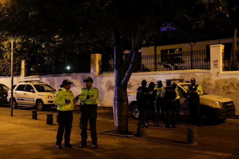 圖為厄瓜多警察5日駐守在墨西哥大使館外。（路透社）
