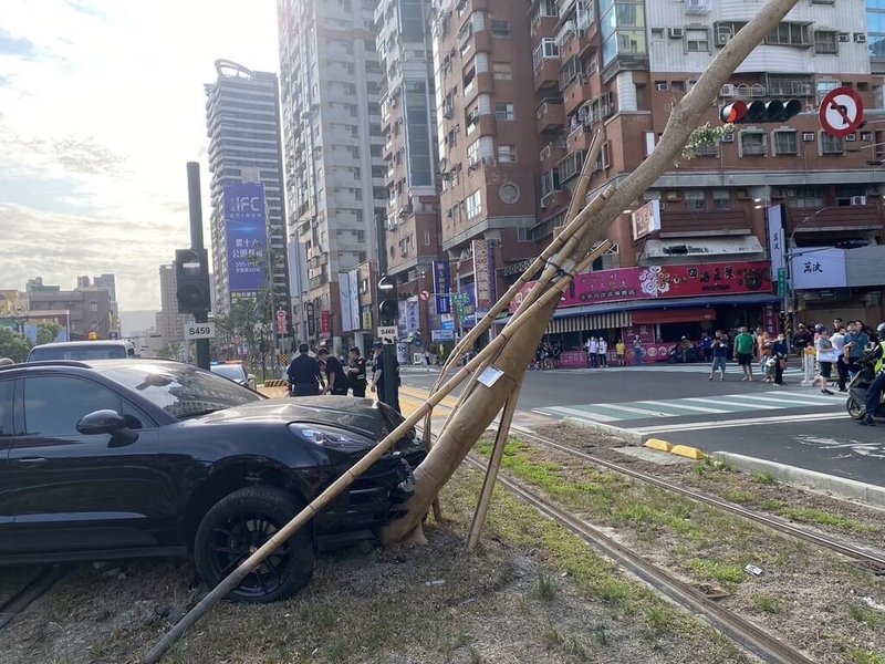 高雄市林姓男子7日下午開車行經鼓山區大順一路與富國路口，違規左轉後失控闖入輕軌軌道，撞倒路樹及標誌桿並徒步逃逸，不久即被警方逮捕，林男渾身酒氣，酒測值達0.74毫克。（高雄捷運公司提供）中央社記者蔡孟妤傳真  113年4月7日