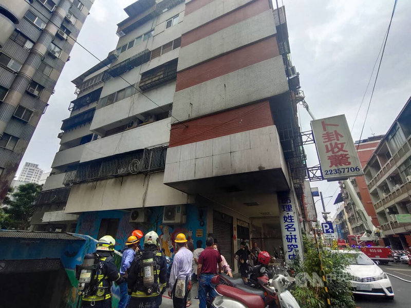 台中市北區一處集合式住宅7日發生火警，消防局獲報到場搶救，警方也派員到場交通管制，並協助居民疏散。（翻攝照片）中央社記者蘇木春傳真  113年4月7日