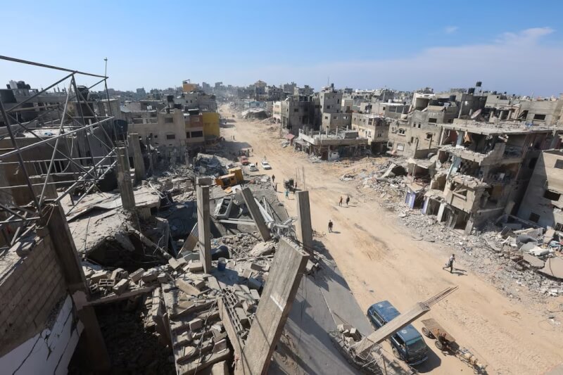 巴勒斯坦人4月7日检查甘尤尼斯被毁的住宅大楼。（路透社）