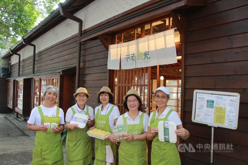 由弘道老人福利基金會營運的台中「不老食光」餐廳，成員由一群不老長者組成，他們在料裡中獲得成就感和自信，希望讓顧客感受回家般的溫暖。中央社記者蘇木春攝  113年4月7日