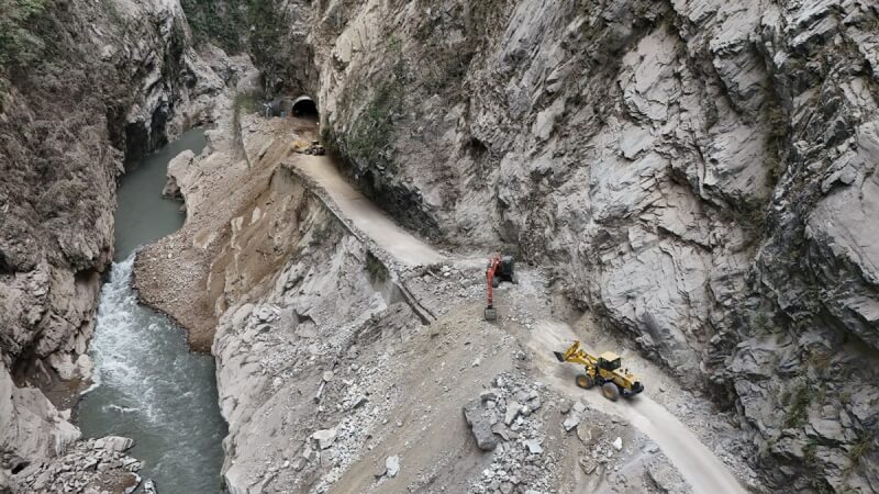 花蓮強震造成中橫公路東段受創嚴重，沿線多處落石坍方，公路局東區養護工程分局太魯閣工務段8日起將進行道路、邊坡災後初期履勘與搶修施工，每天有3時段放行。（民眾提供）中央社記者李先鳳傳真 113年4月7日