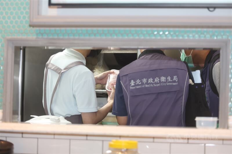 台北市寶林茶室食物中毒案造成2人死亡，衛生局到場檢查廚房冰箱食材。中央社記者張新偉攝 113年3月29日