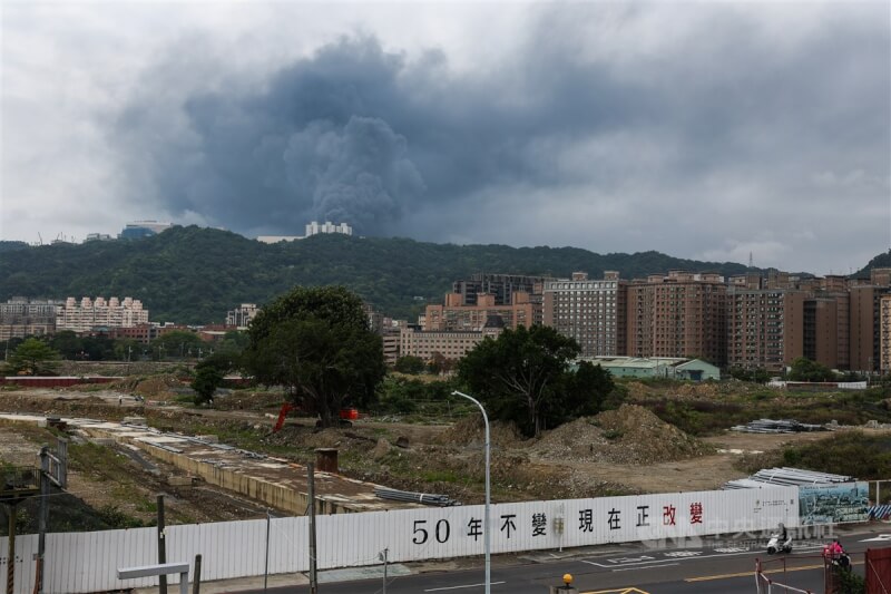 新北市泰山區南亞塑膠林口廠7日凌晨發生火警,冒出濃濃黑煙,市府環保局提醒林口、泰山、五股、三重、新莊以及桃園龜山民眾緊閉門窗,外出配戴口罩。中央社記者吳家昇攝 113年4月7日